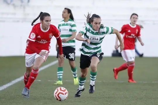 Jogadora De Futebol Feminino Mostrando Emoção Depois De Perder Um