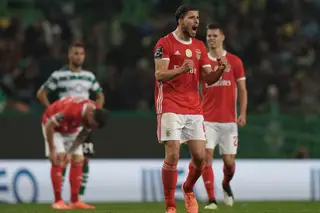 No fim, Rúben Dias quis levar uma recordação do jogo e mandou embalsamar Luiz Phellype (por Um Azar do Kralj)