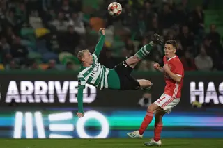 Amor à camisola é ter 47 anos como Mathieu e dar *este* pontapé de bicicleta e cair de costas desamparado (por Diogo Faro)