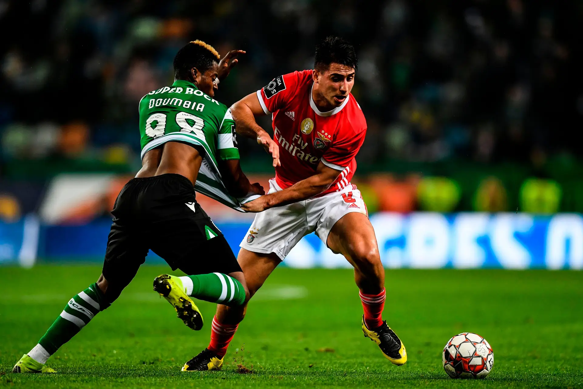 Gabriel anda a jogar com chuteiras antigas. Porquê? Apetece-lhe