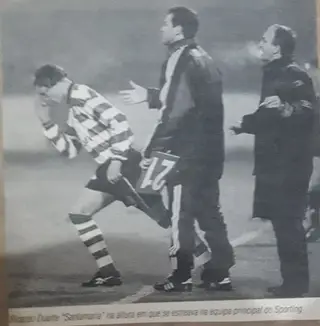 Santamaria também guarda um recorte de jornal com a noticia da sua estreia na equipa principal do Sporting