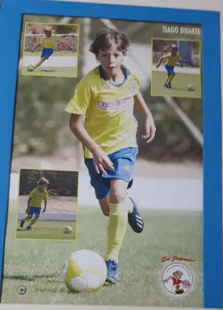 Um quadro com fotos de Tiago, o filho de Santamaria, quando começou a jogar futebol no CAC da Pontinha