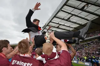 O treinador foi atirado ao ar pelos jogadores do Hearts na conquista da Taça