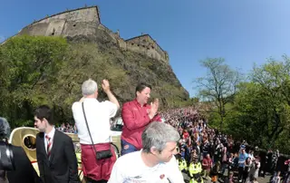 Os torcedores do Hearts saíram para as ruas de Edimburgo para festejar com a equipa a conquista da Taça