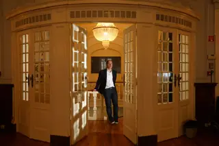 Simon Kuper: “Não acredito em barreiras e níveis de separação na cultura. Escrevo sobre Messi como alguém escreveria sobre Picasso”