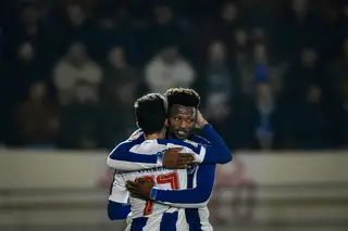 Se começarem a sentir-se malucos, digam a hora e combinamos aparecer todos à janela para discutir aquele fora de jogo de 3 centímetros