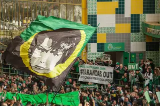 "Varandas, o que fazes aqui? A presidência não é lugar para ti": milhares de adeptos pedem demissão do presidente do Sporting