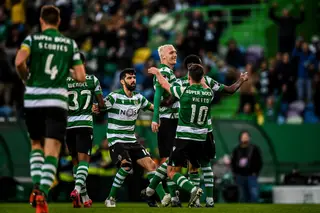 A última vez que um central marcou um golo de livre tão bonito, o Sporting foi campeão. Ainda há esperança este ano