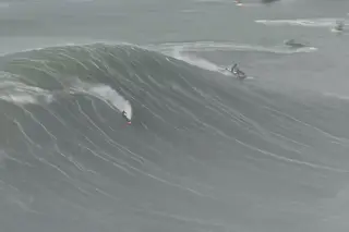 Os melhores do mundo arriscam o corpo nas ondas da Nazaré