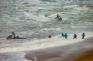 O resgate de Alex Botelho na Praia do Norte, na Nazaré, a 11 de fevereiro.