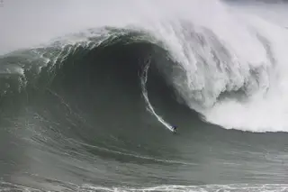 “Vi a cara dele roxa, estava atordoado”: a história do salvamento de Alex Botelho na Nazaré contada por quem o salvou