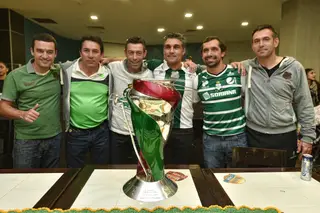 Pedro com a equipa técnica do Santos Laguna, do México, com quem conquistou a Copa MX 