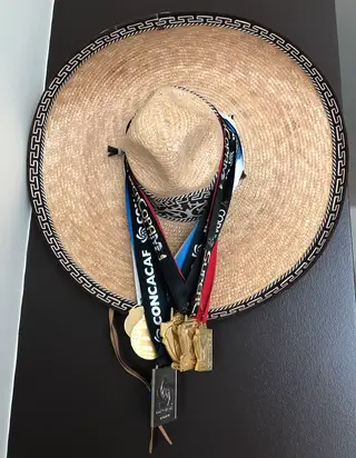 Pedro guarda num sombrero mexicano as medalhas conquistadas