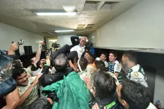 Pedro Caixinha é atirado ao ar pelos jogadores do Santos Laguna após a conquista do campeonato