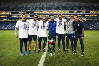 Pedro Caixinha (no meio) com a equipa técnica com que conquistou a copa MX pelo Cruz Azul, do México 