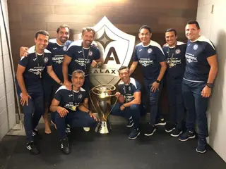Pedro (ajoelhado à direita) com a Supercopa MX e a equipa técnica do Cruz Azul