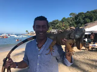 Pedro Caixinha com um habitante de Puerto Vallarta onde passou férias com a família