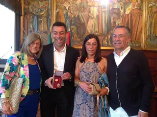 Pedro com os pais e a irmã na Câmara Municipal de Beja onde foi receber a medalha de mérito desportivo