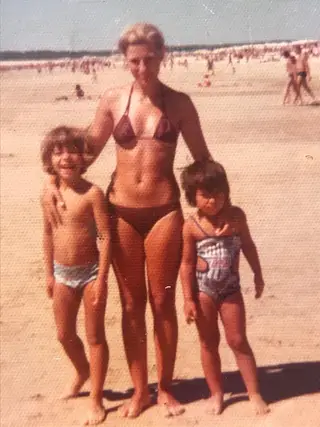 Pedro com a mãe e a irmã na Praia Verde