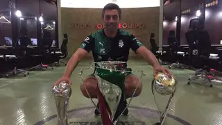 Pedro com o s três troféus conquistados no Santos Laguna