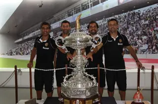 Pedro (2º à esquerda) com a equipa técnica do Nacional da Madeira após conquista do Ramón Carranza, em Cadiz