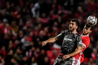 Rúben Dias: Centralão, médio ofensivo e agressor. Merecia a expulsão, mas tem desculpa: achava que Raúl Silva era Ferro (Um Azar do Kralj)