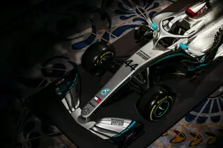 Hoje é dia de festa. Portanto, sim, liguem os motores