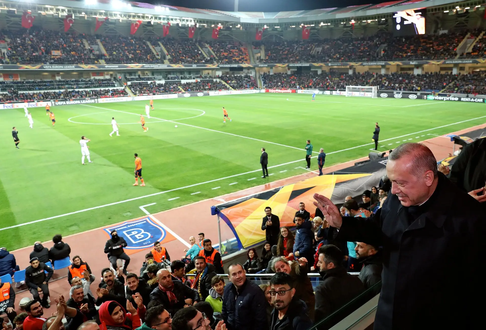 O Presidente turco, Recep Tayyip Erdogan, saúda os adeptos do Medipol Basaksehir durante o encontro com o AS Roma para a Liga Europa, no 'passado dia 28 de novembro, no estádio Fatih Terim, em Istambul key on November 28, 2019