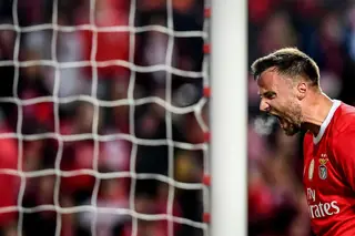 Quando saiu, o comentador explicou que Seferovic teve uma noite difícil, desamparada. E nós, Caneira? Quem nos acode? (Um Azar do Kralj)