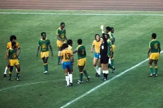 O árbitro mostra um cartão amarelo a Mwepu Ilunga, durante o Brasil-Zaire do Mundial de 1974