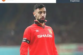 Au revoir Cantona, air guitarist, COVID-19, champanhe e o caçador de galináceos (por Insónias em Carvão)