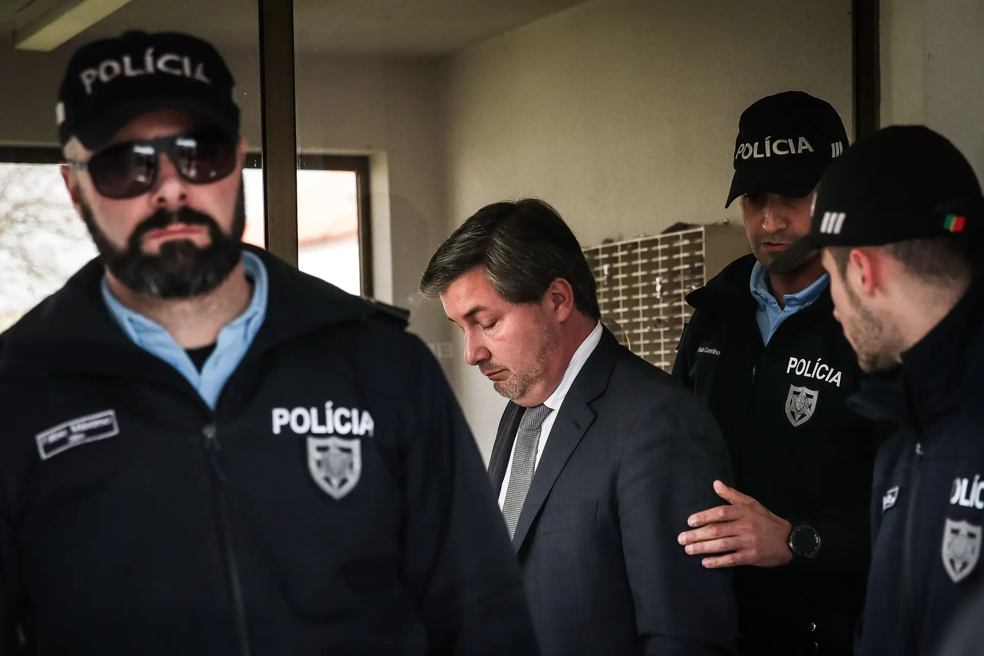 Bruno de Carvalho, a ser revistado à entrada do Tribunal de Monsanto.