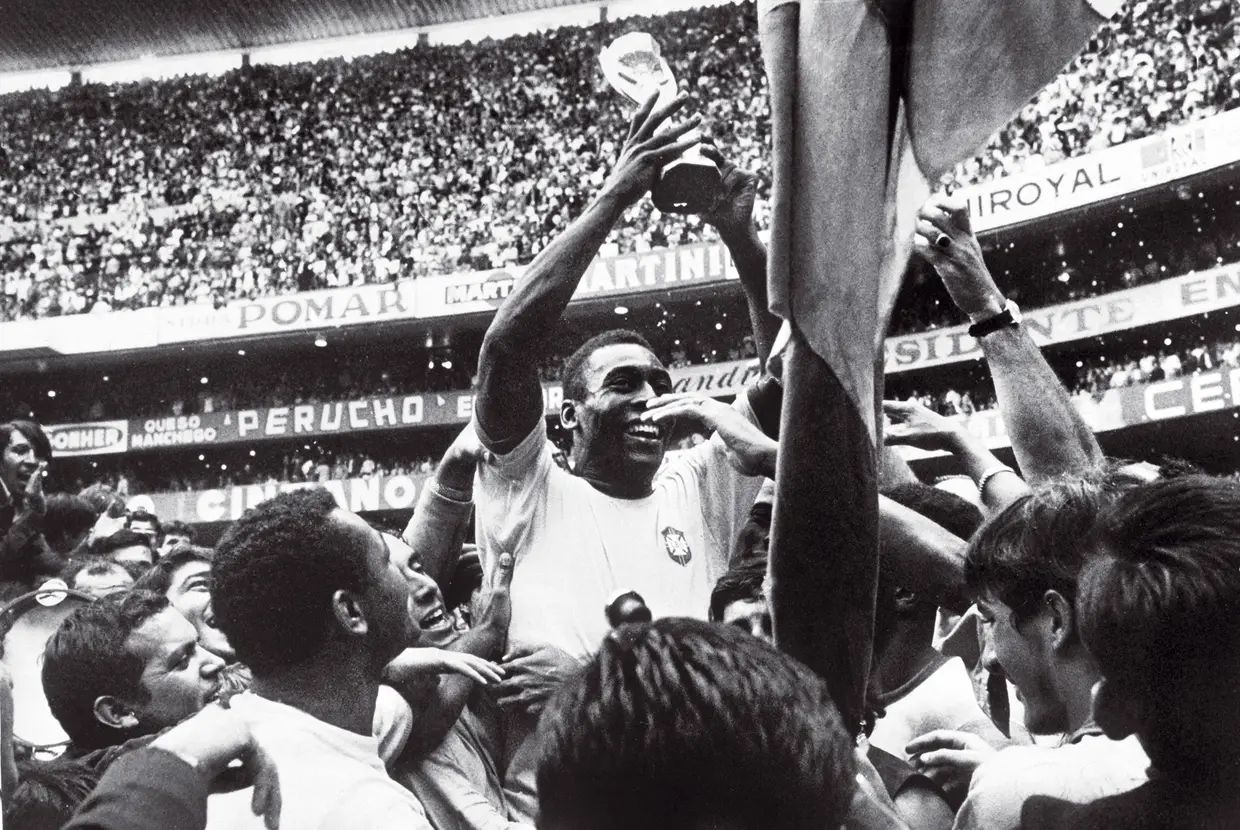 Pelé levanta o troféu Jules Rimet após a final do Mundial 1970