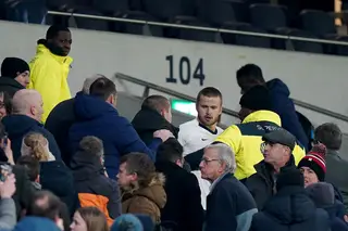 Eric Dier saltou para as bancadas e pegou-se com adepto do Tottenham