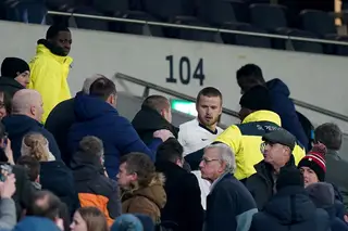 Eric Dier saltou para as bancadas e pegou-se com adepto do Tottenham