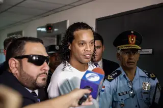Ronaldinho e o irmão novamente detidos pela mesma história: passaportes falsos pedidos a um empresário que os recebera de duas mulheres