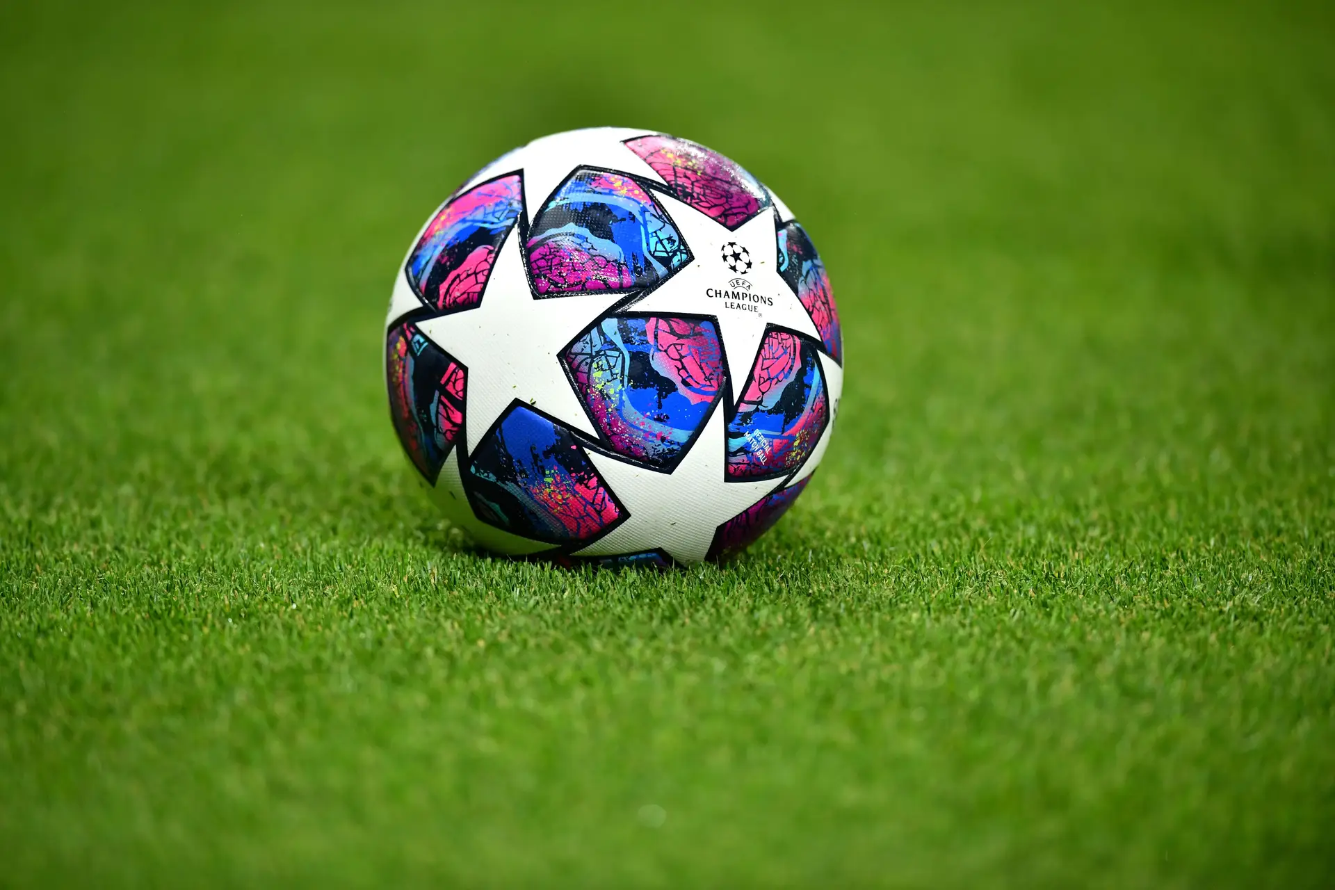 Jogo da Champions entre PSG e Dortmund vai realizar-se à porta fechada