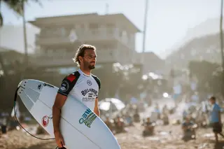 As ondas no mar, os surfistas em terra