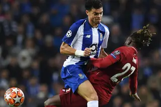 Treinar em casa é difícil para Pepe: a família não está interessada nos duelos mais físicos (a quarentena do FCP, por Lá Em Casa Mando Eu)