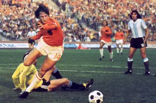 “Nummer 14”. Johan Cruyff foi, muito provavelmente, o homem que maior influência teve na evolução do jogo de futebol