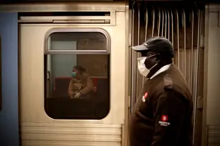 Elas e eles estão lá fora para que nós possamos estar cá dentro. É melhor ficar em casa por opção... do que entubado por obrigação