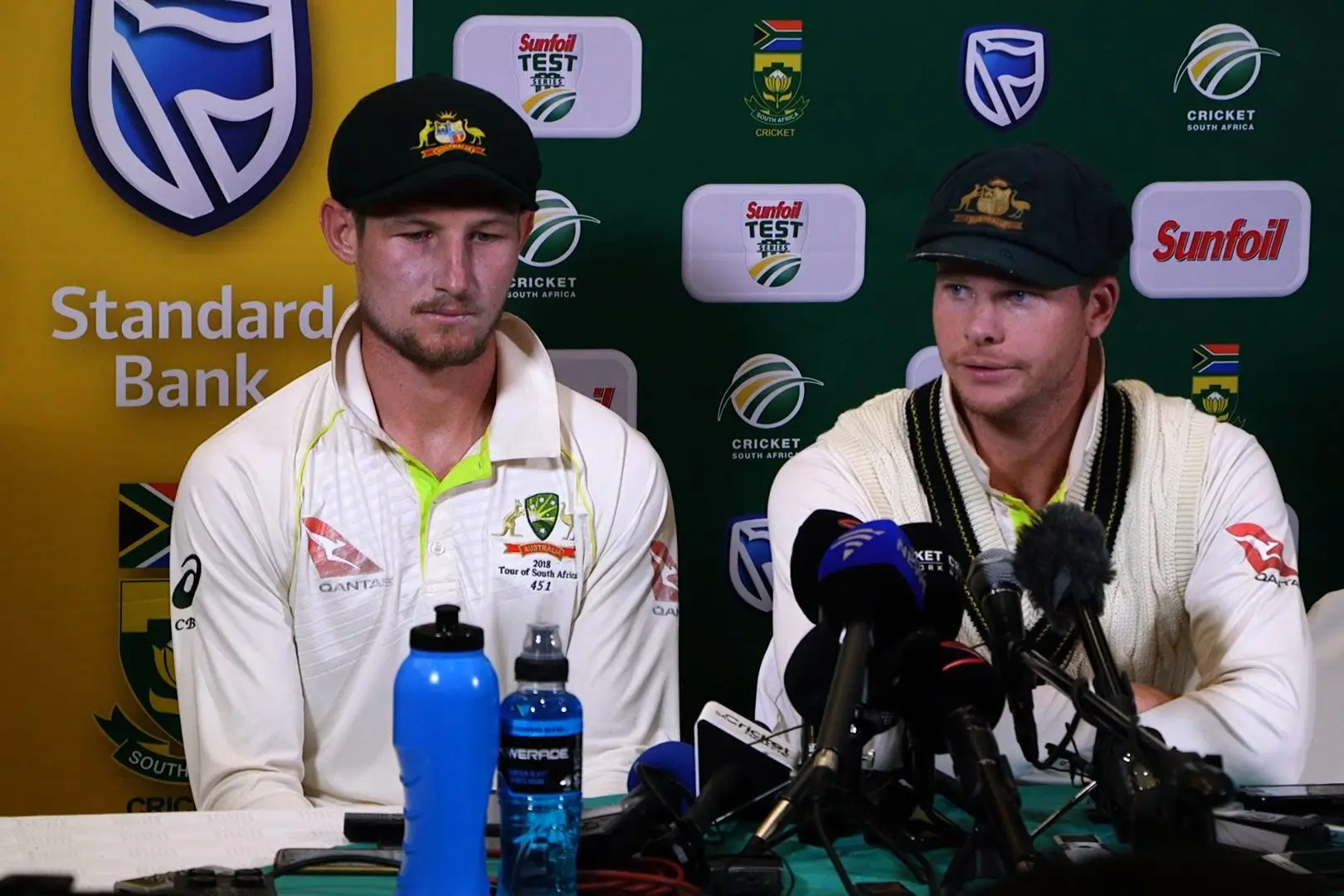 Cameron Bancroft e Steve Smith a assumirem as suas culpas