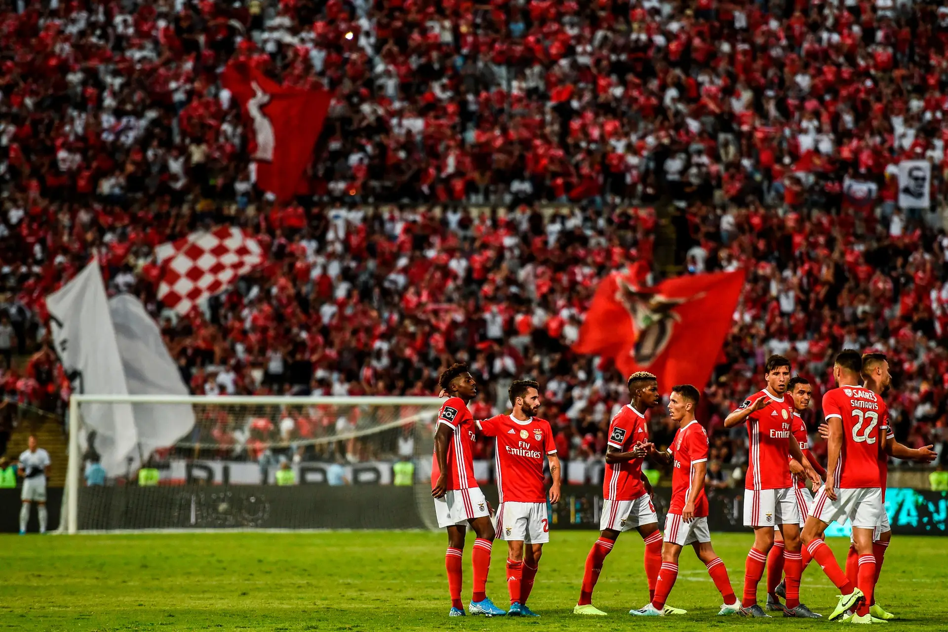 Em evento com Cafu, patrocinadora exibe taça da Copa da Mundo de