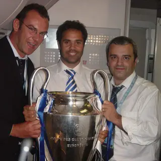 Secretário com a Taça da Liga dos Campeões 2003/04, no meio de Miguel Torrão e Rui Cerqueira