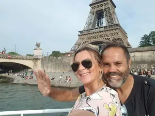 Com a mulher em Paris