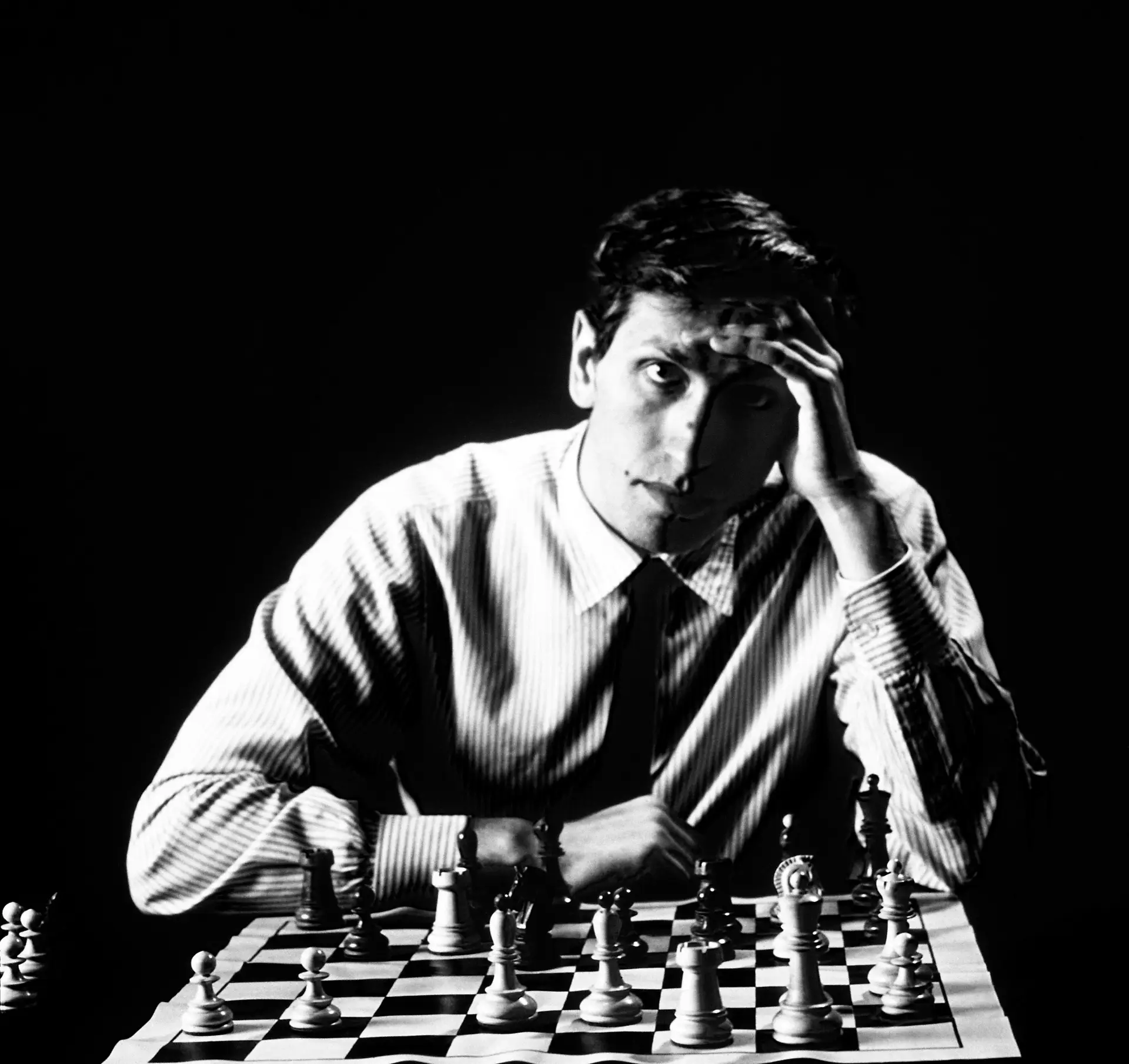 Um jogo de xadrez com um rei em pé na frente de um lance de