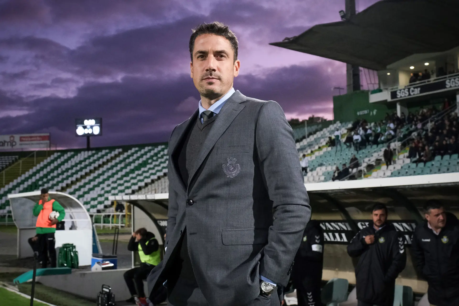 Julio Velázquez, 38 anos, é treinador do Vitória de Setúbal desde novembro de 2019. Em 2018/19 começou a época na Udinese (mas não chegou ao fim) e, antes, esteve no Alcorcón. Treinou pela primeira vez em Portugal em 2015/16, no Belenenses