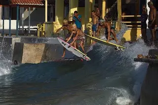 Martim Nunes é português, tem 16 anos, ficou um mês em casa de Ítalo Ferreira e surfou ondas vindas de uma parede