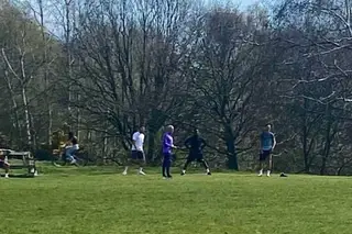 Covid-19. Mourinho a treinar com jogadores no meio de árvores num parque londrino: aconteceu, é proibido e o Tottenham não gostou