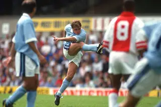 9 de abril de 1995: Gascoigne tentou desarmar Nesta e partiu a perna em dois sítios. Um ano depois voltou a jogar pela Lazio